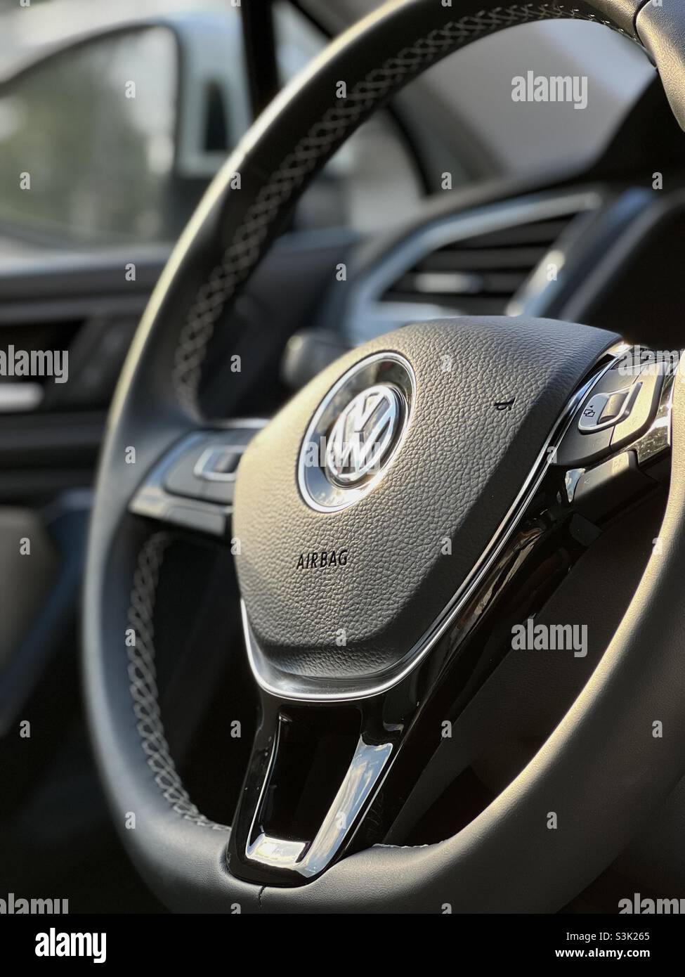 monte Vesubio notificación gato Volkswagen Black steering wheel with airbag Stock Photo - Alamy