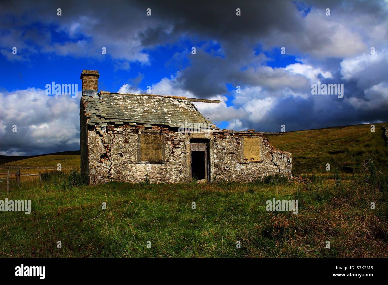 Derelict farmhouse in Yorkshire Dales Stock Photo