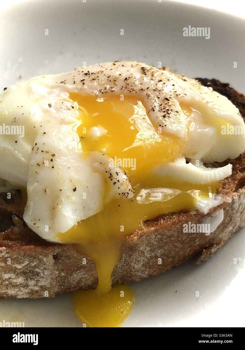 Poached egg with runny yolk Stock Photo Alamy