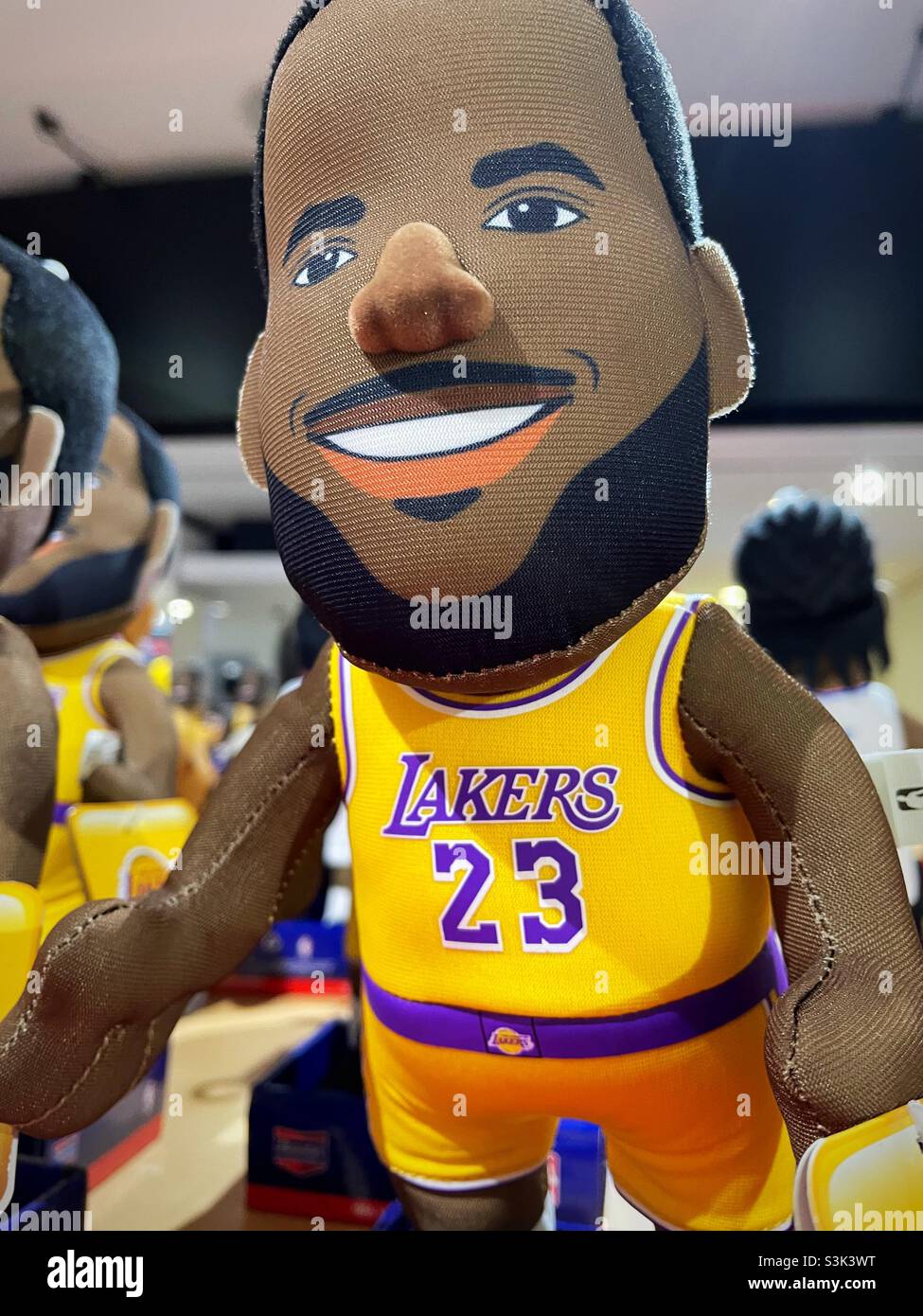 Lebron James et des marchandises de marque Lakers au NBA Store on Fifth  Avenue, New York, USA Photo Stock - Alamy