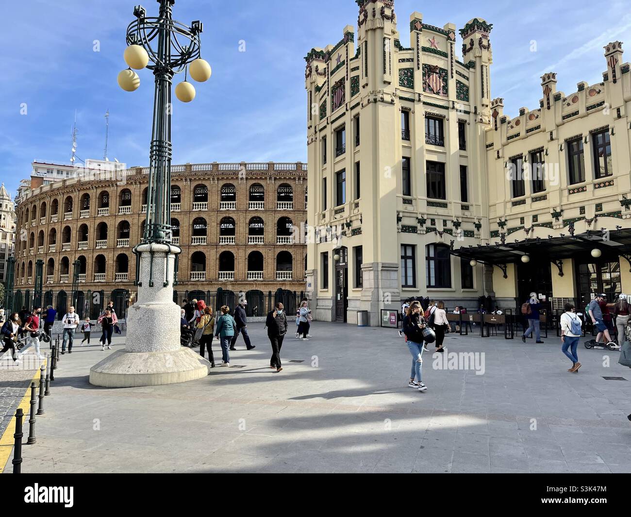 PLAZA DE TOROS VALENCIA und Bahnhof Valencia Stock Photo