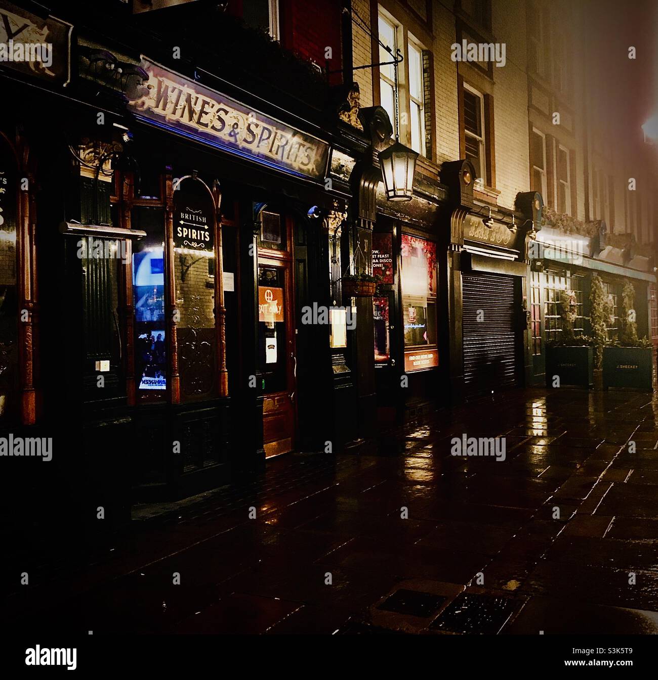 London street in the rain hi-res stock photography and images - Alamy