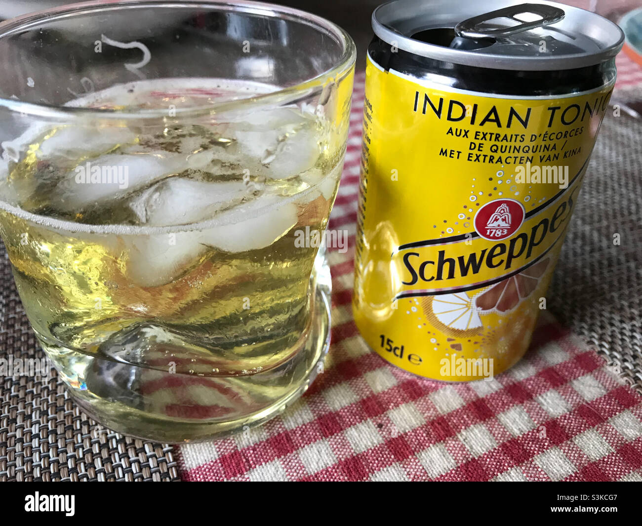 Gin and tonic cocktail Stock Photo Alamy