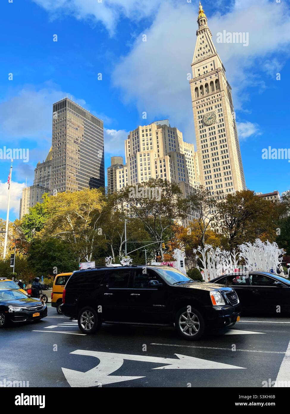 Traffic moving past Madison Square, Park on a sunny autumn afternoon in the flatiron district, 2021, New York City, United States - Smartphone Captured Stock Image