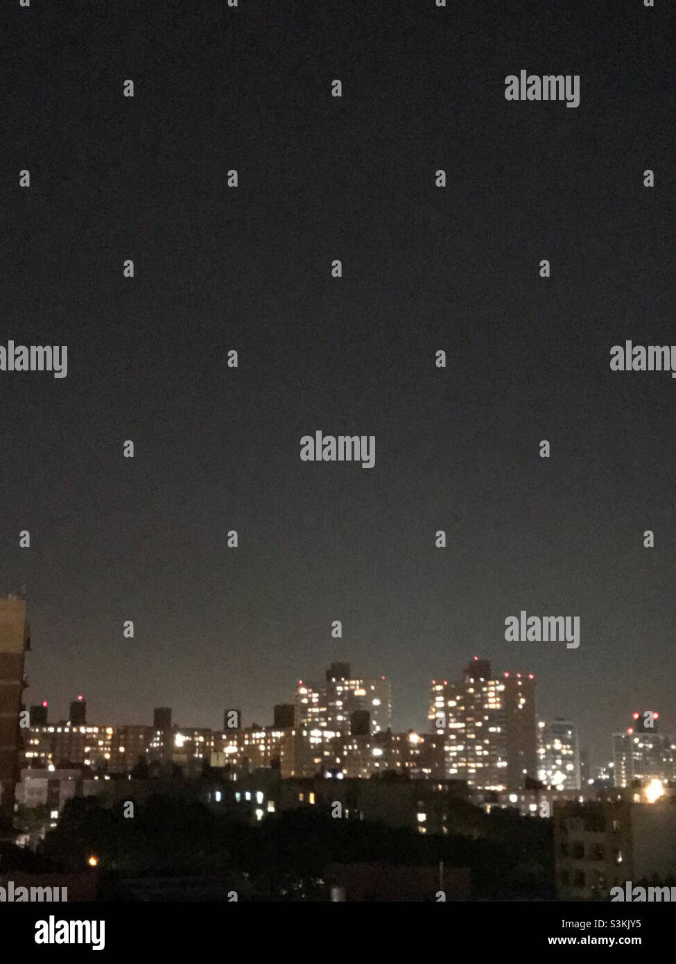 New york skyline at night hi-res stock photography and images - Alamy