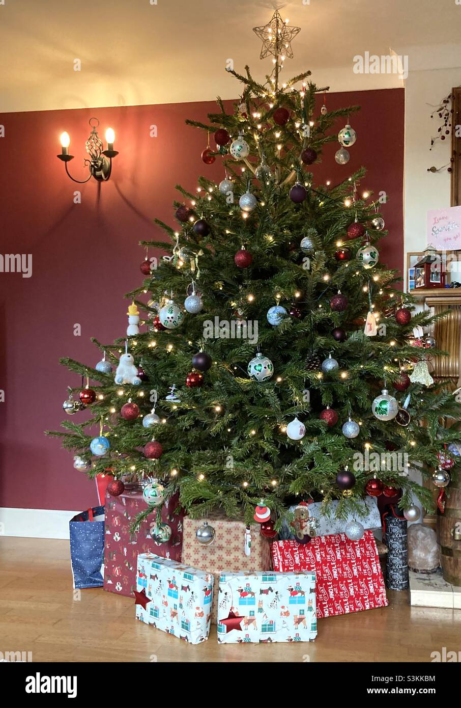Christmas tree with gifts Stock Photo - Alamy