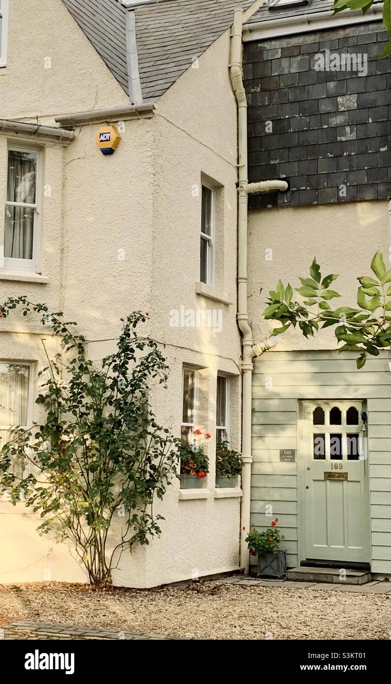 Thé sunset casts shadows on a house in Oxford, England. - Smartphone Captured Stock Image