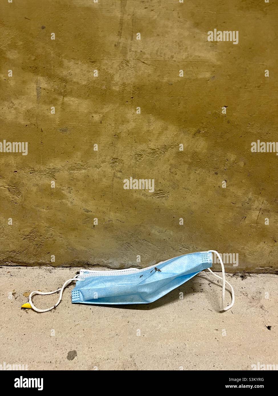 Face mask disposable hi-res stock photography and images - Alamy