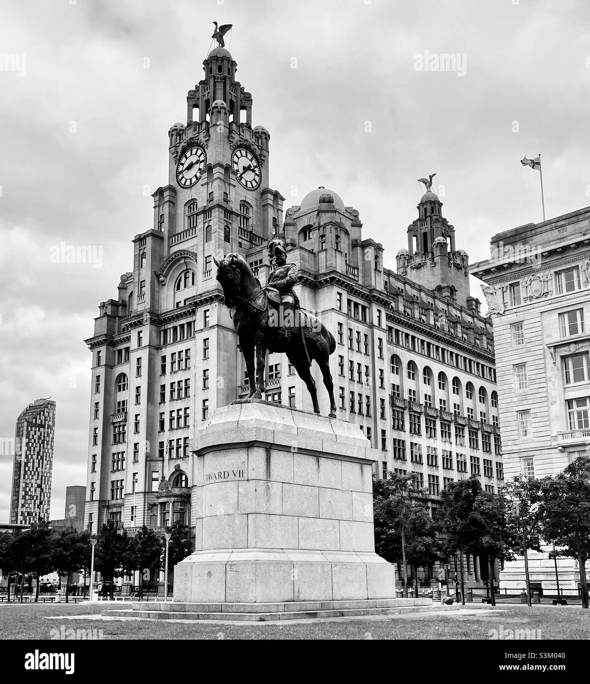 ‘This fine City’ The Edward VII statue stands proudly in front of The Royal Liver Building in Liverpool Stock Photo