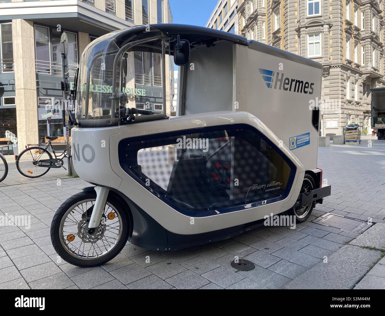 Electric vehicle in Hamburg‘s CBD from the logistics firm Hermes Stock Photo