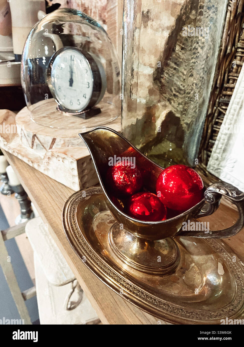 Mantel clock antique hi-res stock photography and images - Alamy