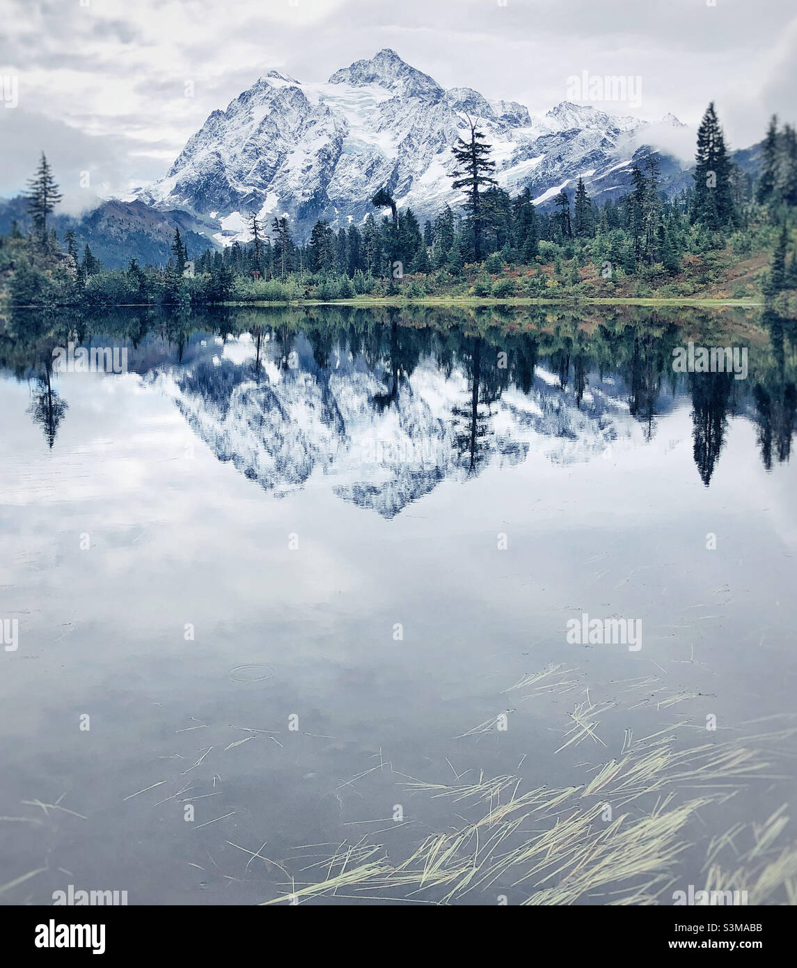 Mountain lake reflection peaks hi-res stock photography and images - Alamy