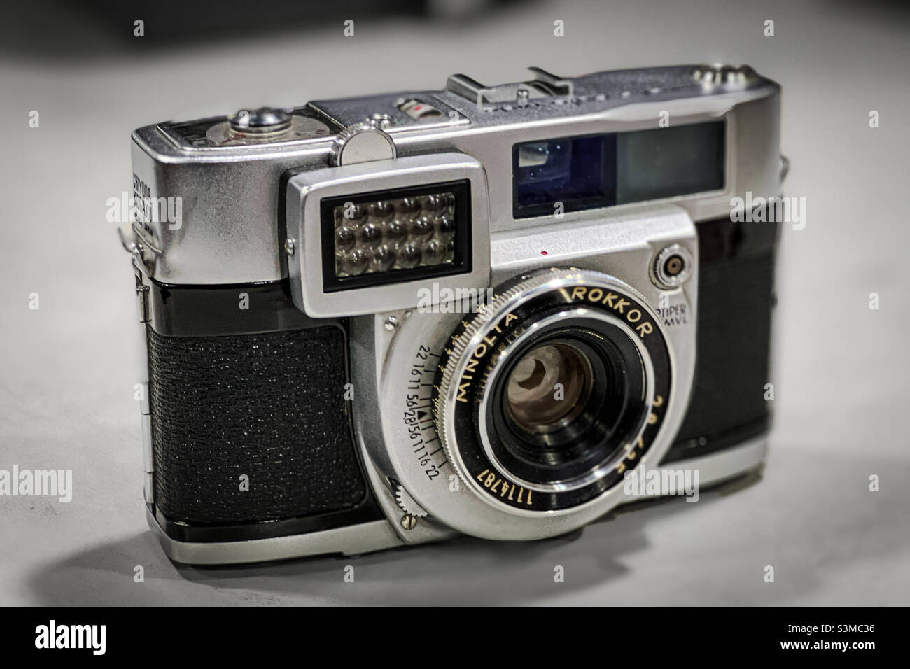 Minolta Auto Wide rangefinder film camera with a Minolta Rokkor 35mm/f2.8 wide angle lens Stock Photo