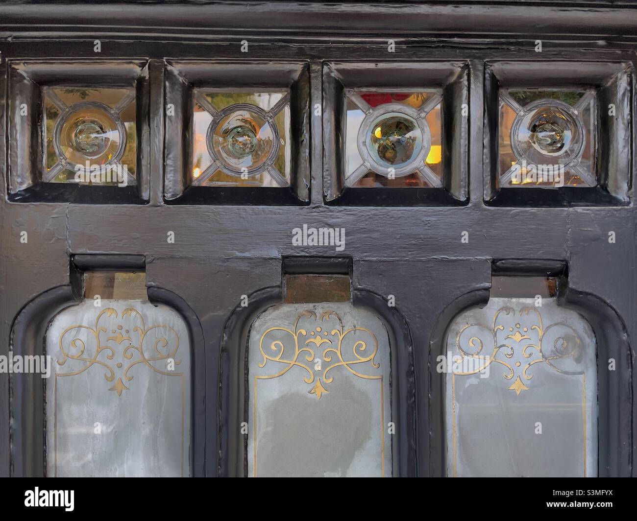 The frosted glass panels in the door of an old public house in Upton upon Severn Stock Photo