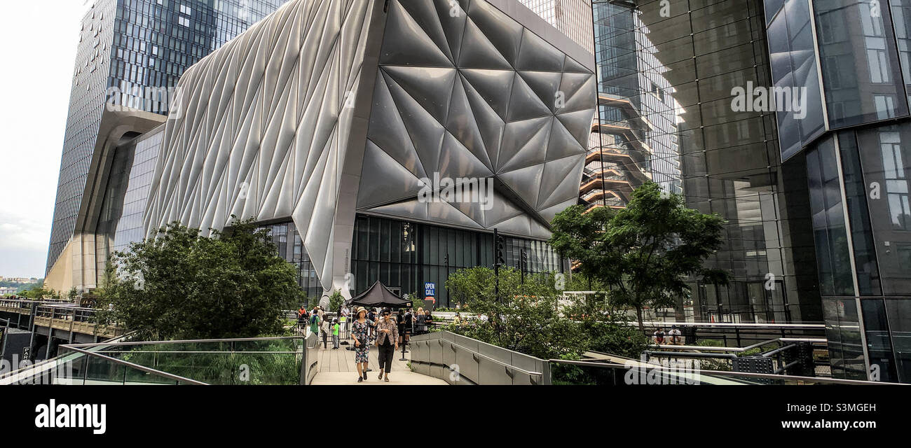 High Line promenade by West 30th Street, the Bloomberg Building in the modern Hudson Yards neighborhood Stock Photo