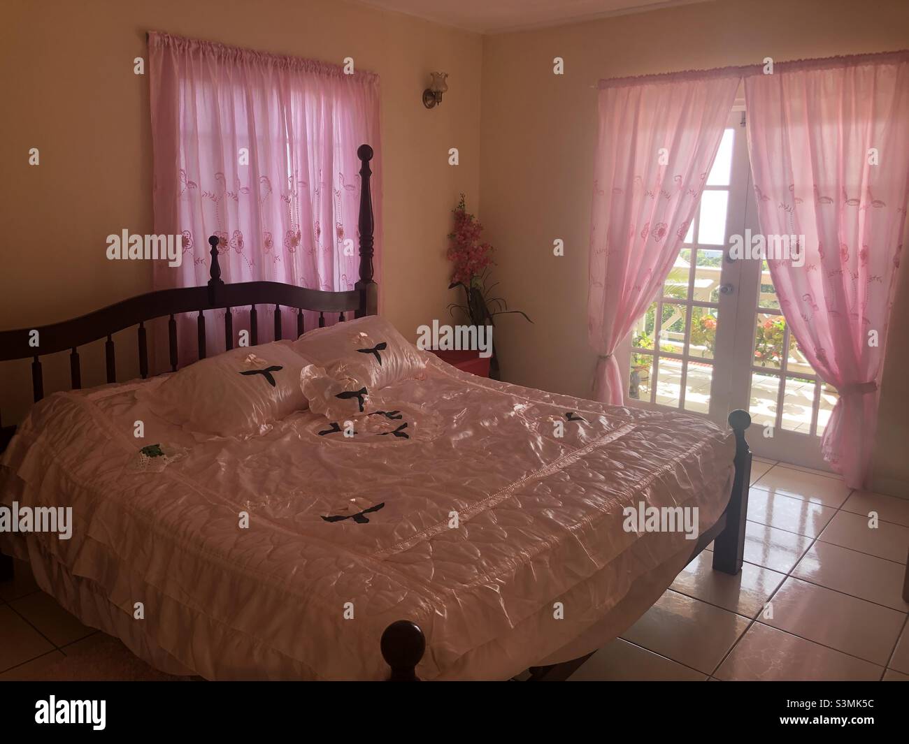 Tropical pink bedroom Stock Photo Alamy