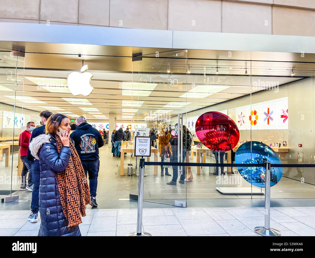 Apple shop in trinity Leeds Stock Photo Alamy