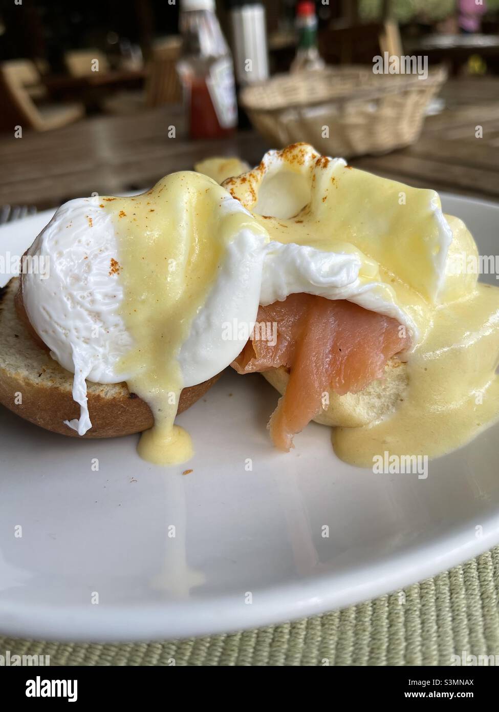 Poached eggs on smoked salmon with hollandaise sauce Stock Photo Alamy