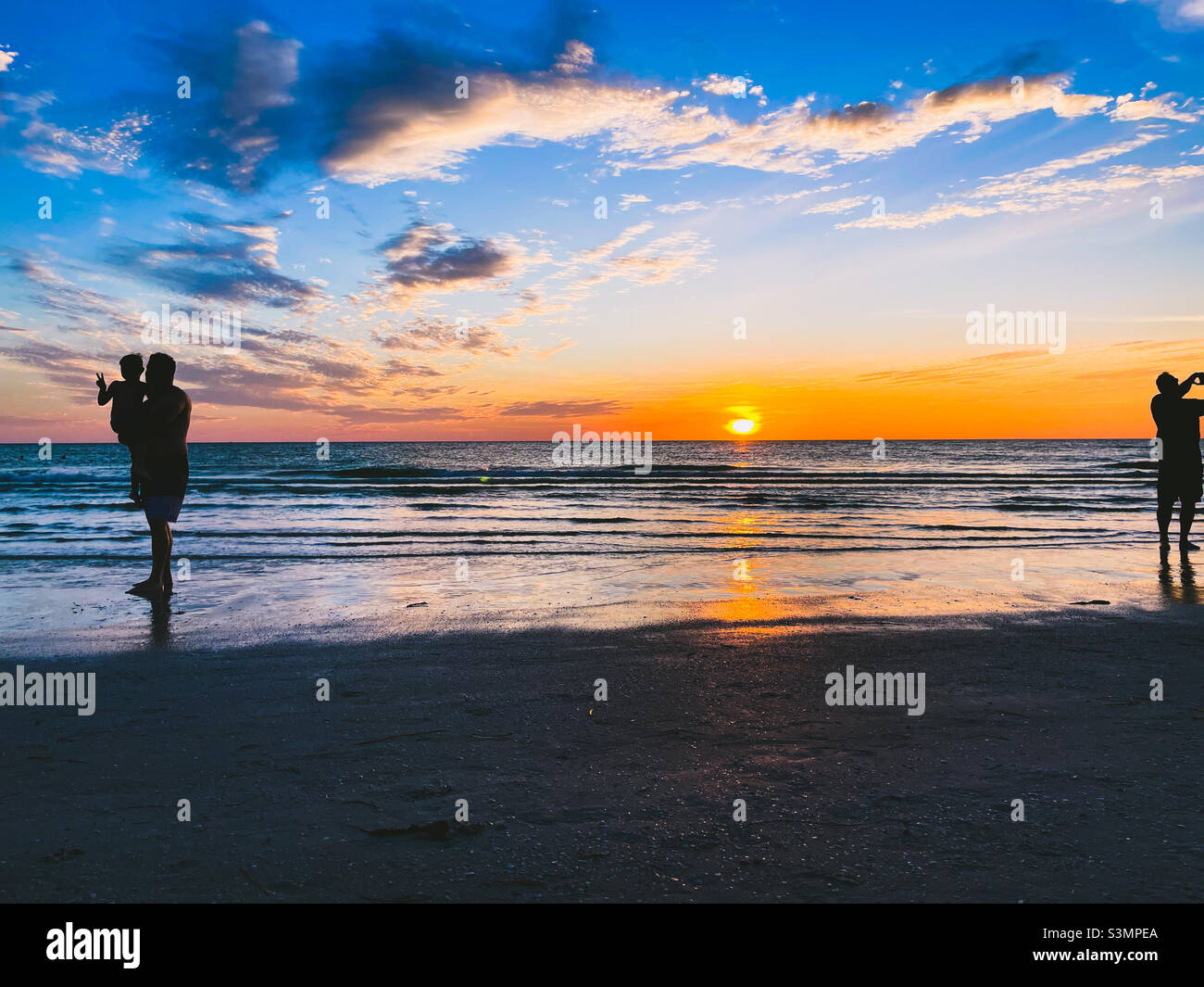 Family beach sunset hi-res stock photography and images - Alamy