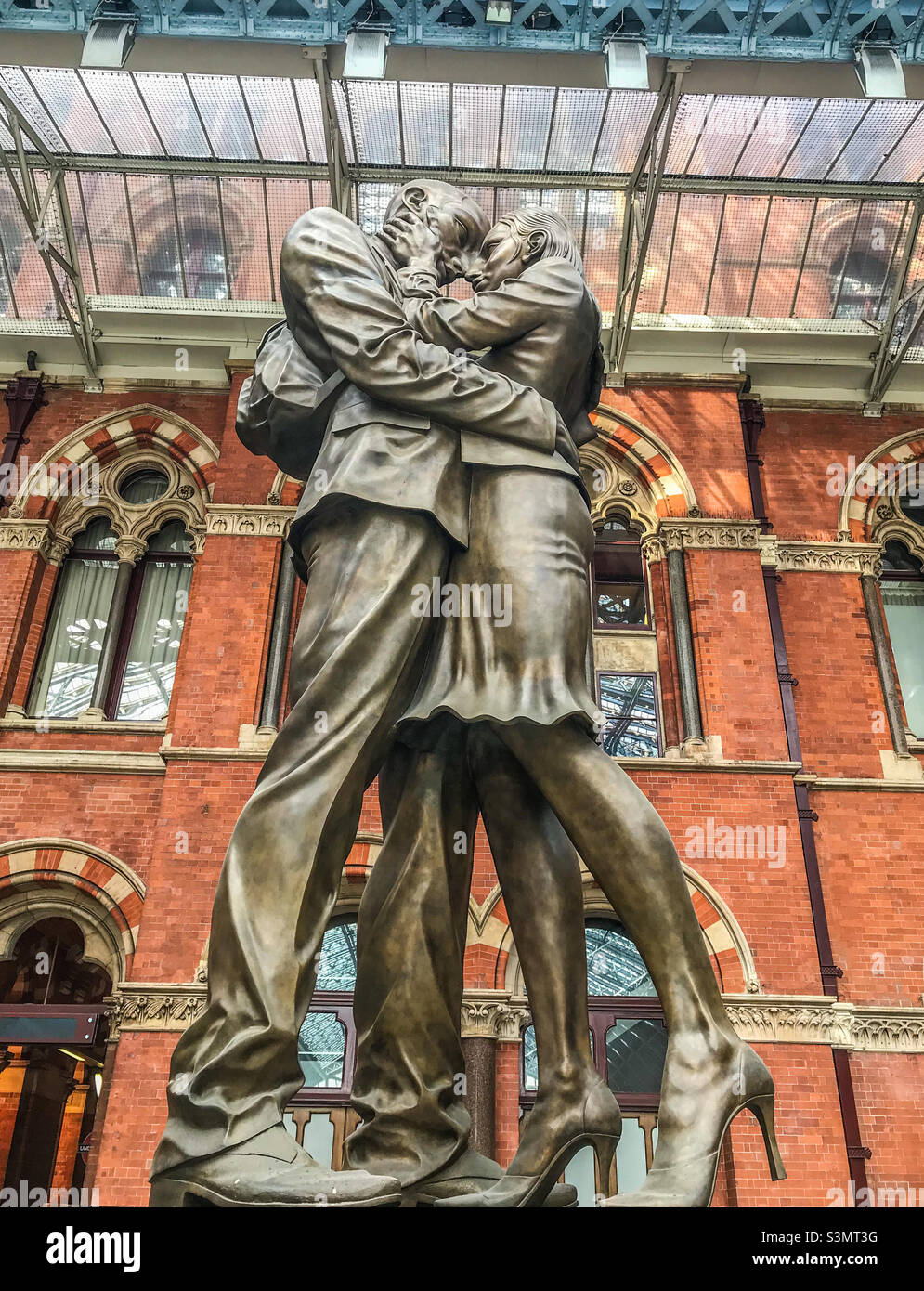 The lovers, St Pancras station, London - Smartphone Captured Stock Image
