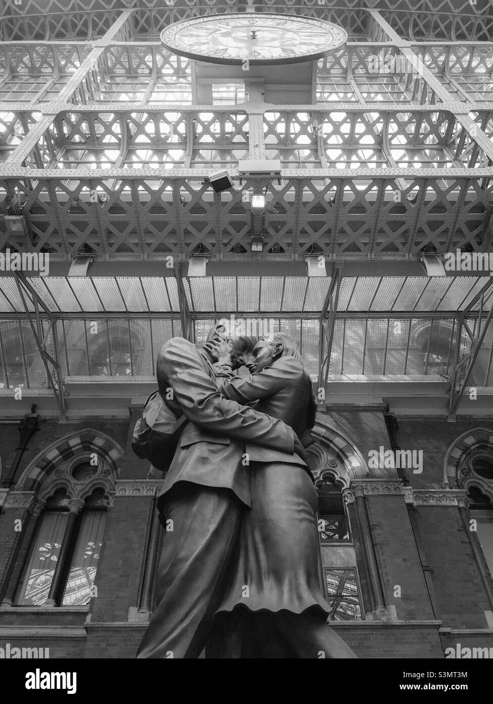 The lovers, St Pancras station, London - Smartphone Captured Stock Image