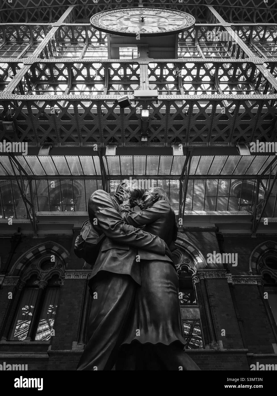 The lovers, St Pancras station, London - Smartphone Captured Stock Image