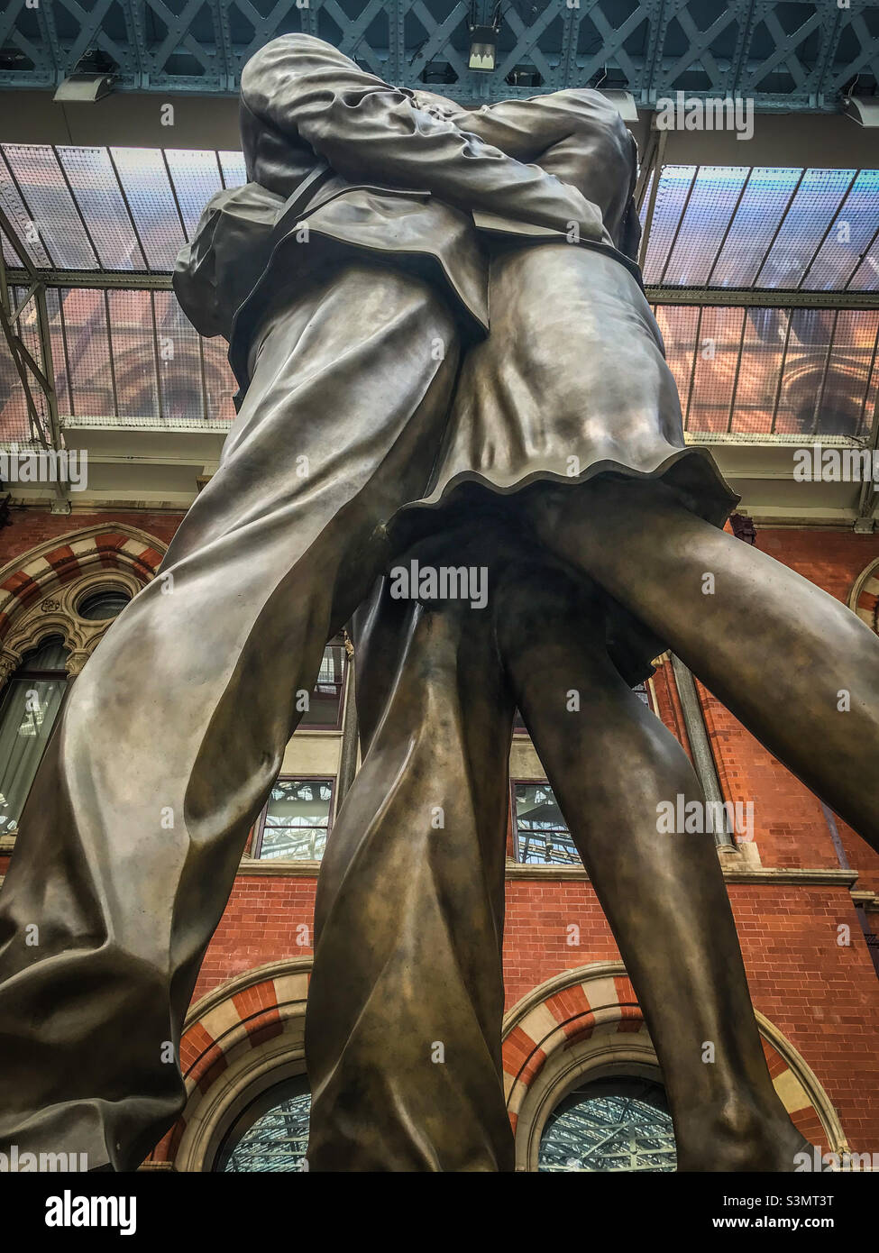 The lovers, St Pancras station, London - Smartphone Captured Stock Image
