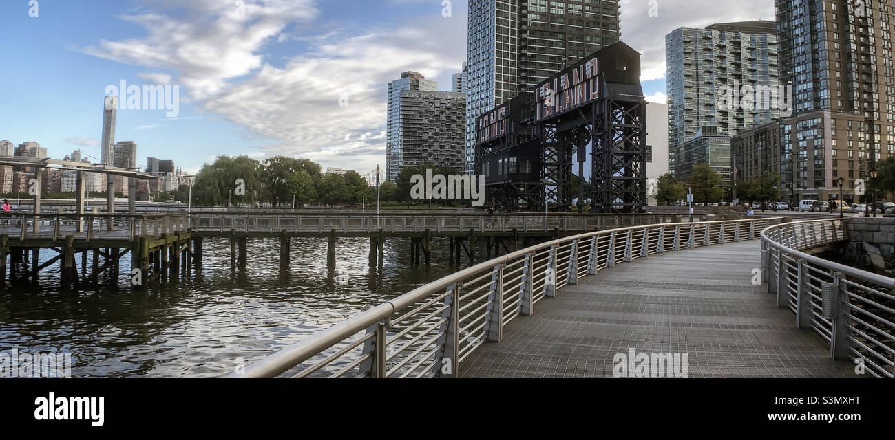 long-island-sign-and-piers-on-the-east-river-at-the-gantry-plaza-state