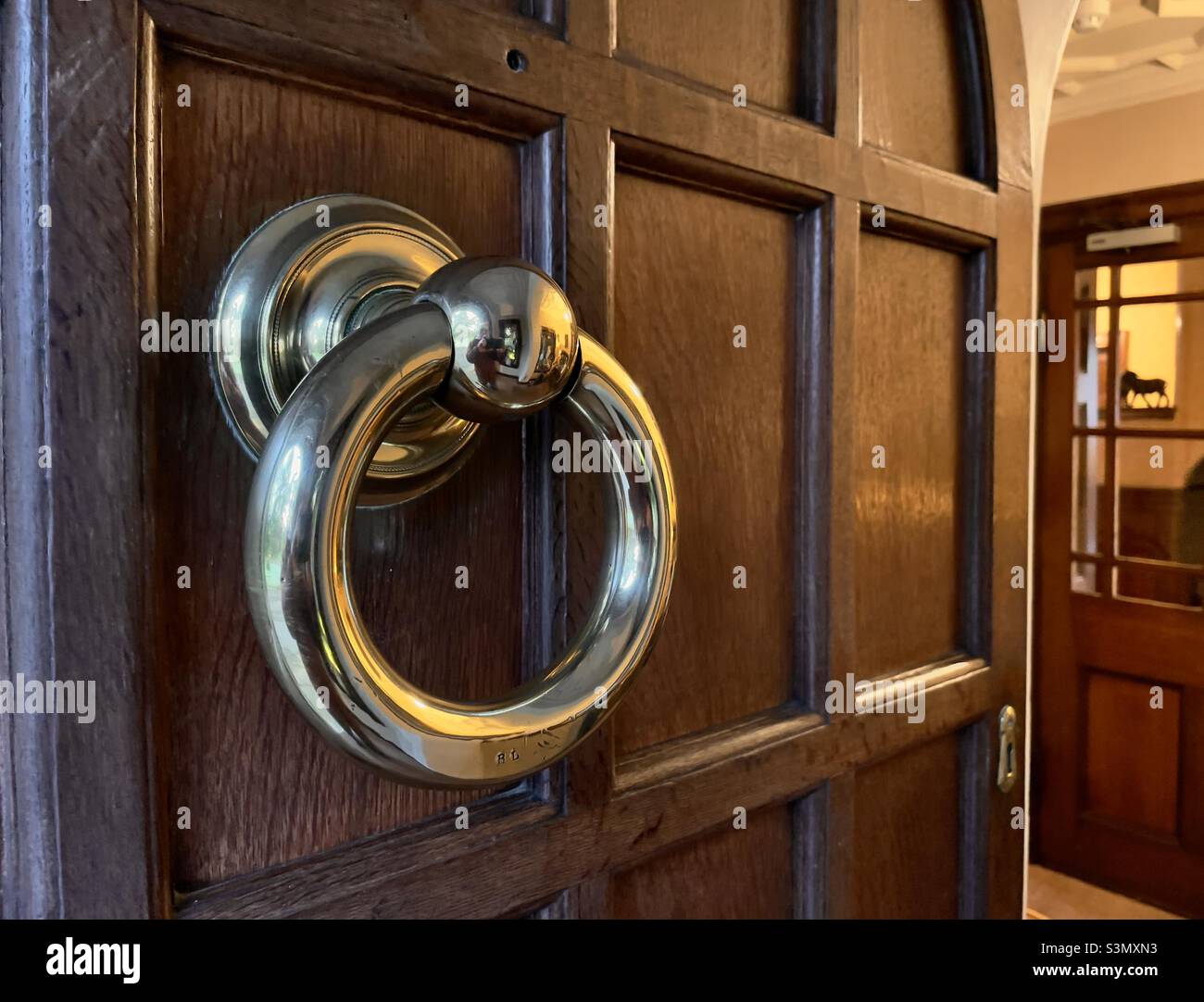 A close-up of the front door with a shiny silver knocker of a Rutland country house hotel Stock Photo
