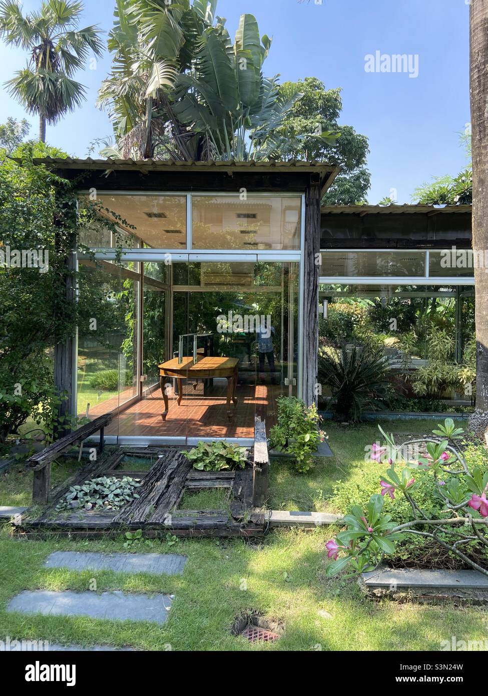 Glass house garden hires stock photography and images Alamy