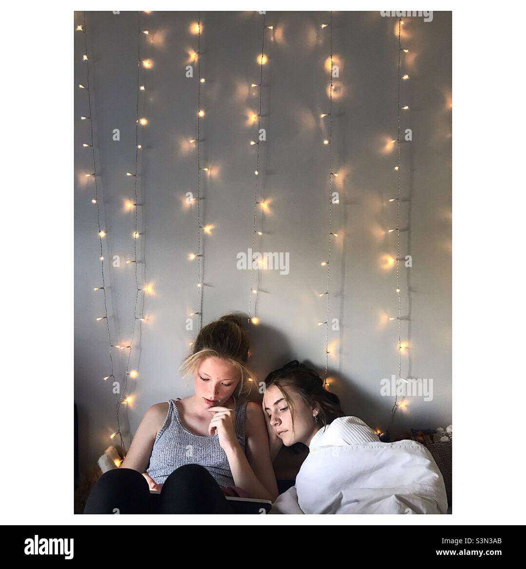 Candid teen girls hi-res stock photography and images - Alamy