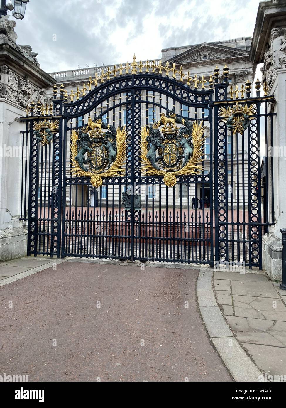 Buckingham Palace Gates Stock Photo Alamy