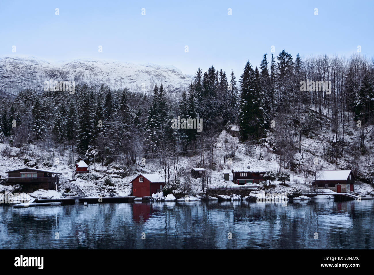 Red house on mountains hi-res stock photography and images - Alamy