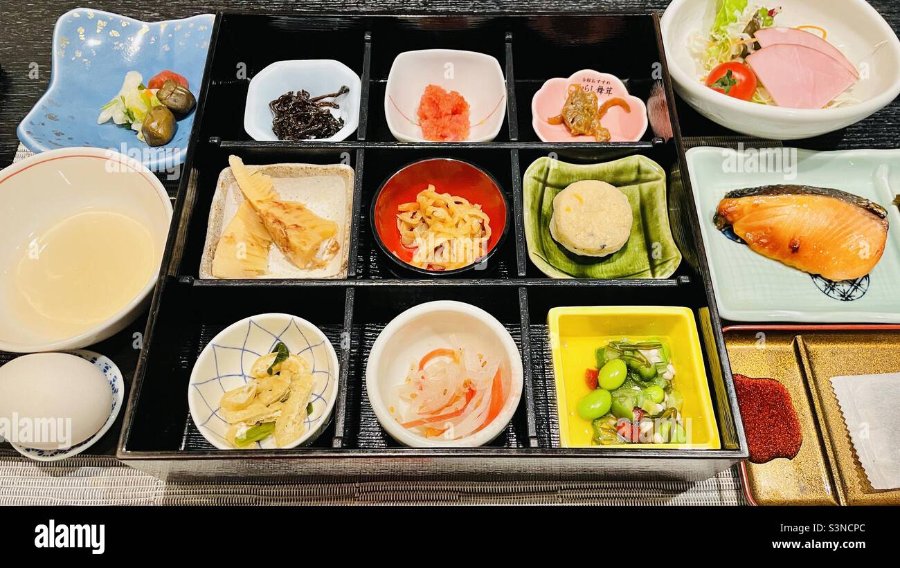 Alimentos en Japón: una comida japonesa tradicional, casera por el  propietario del ryokan Fotografía de stock - Alamy