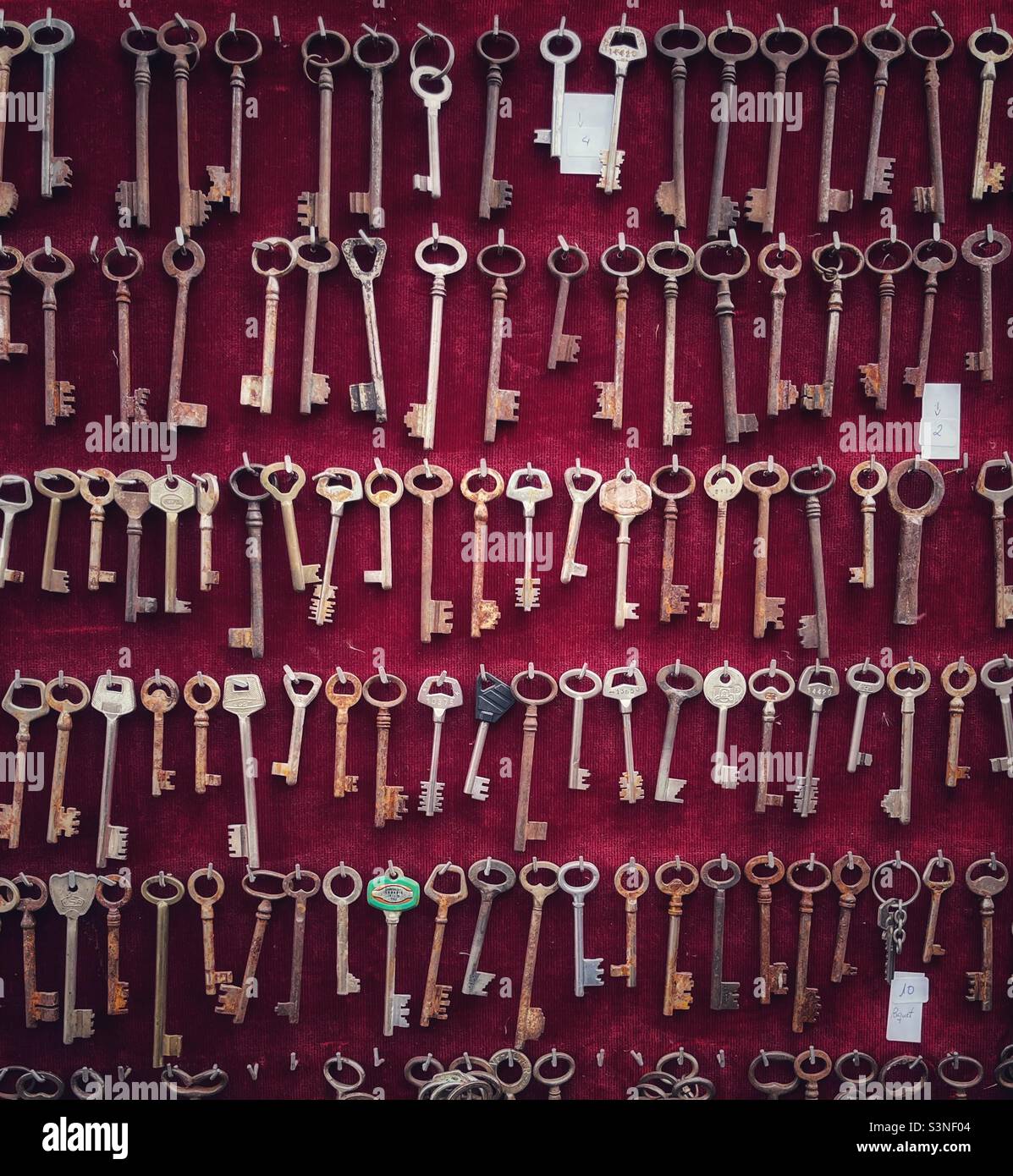 Vintage skeleton keys at a flea market Stock Photo Alamy