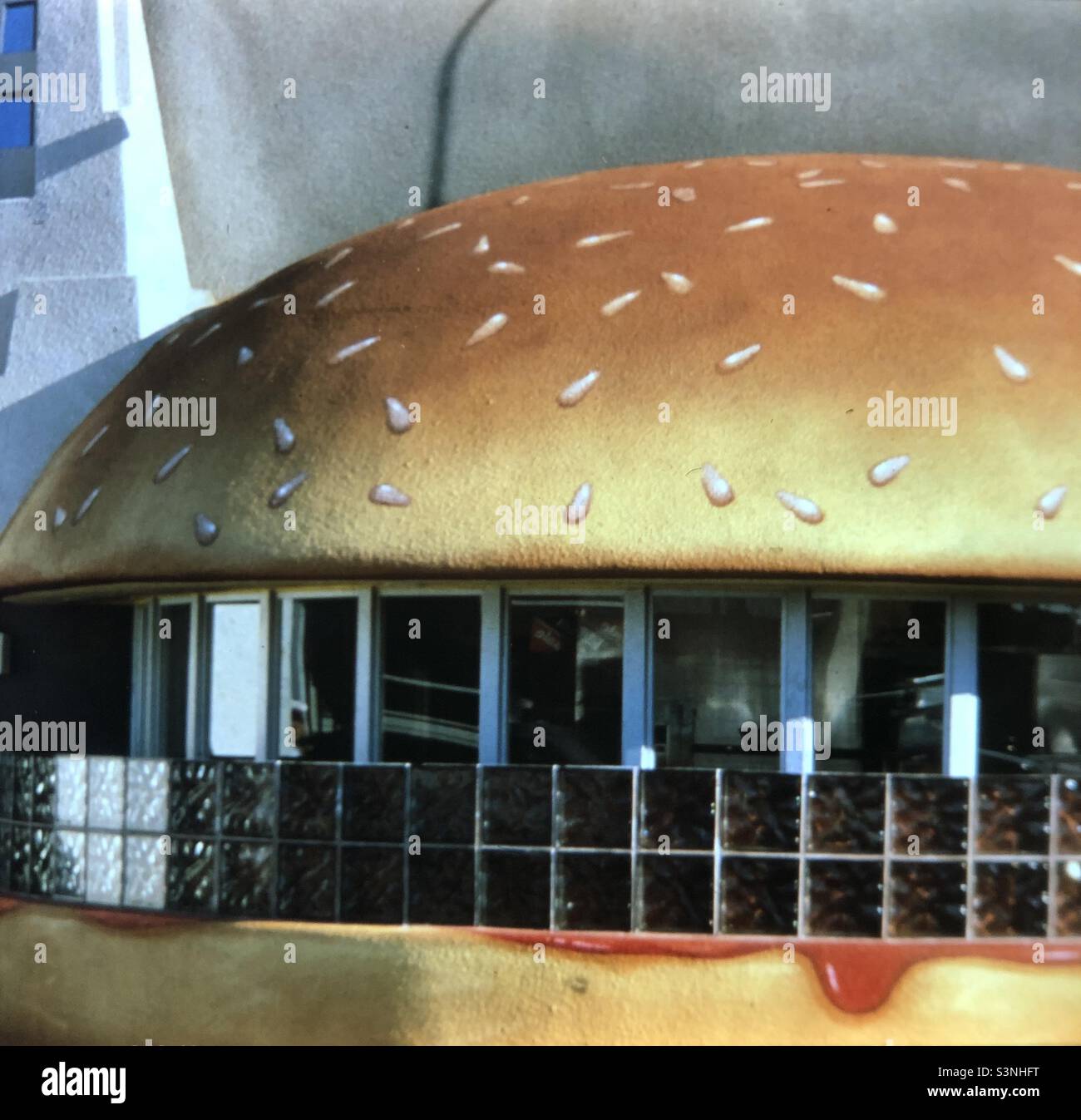 Hamburger Restaurant Los Angeles shaped like hamburger programmatic architecture Stock Photo