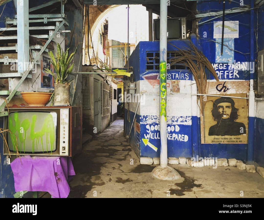 Random storefront in Havana Cuba with Che poster Stock Photo Alamy