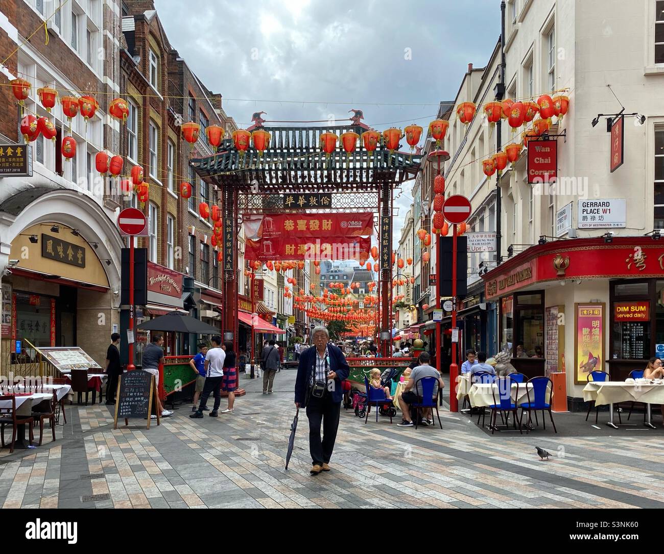 Chinatown Soho- people walking and dining al fresco Stock Photo