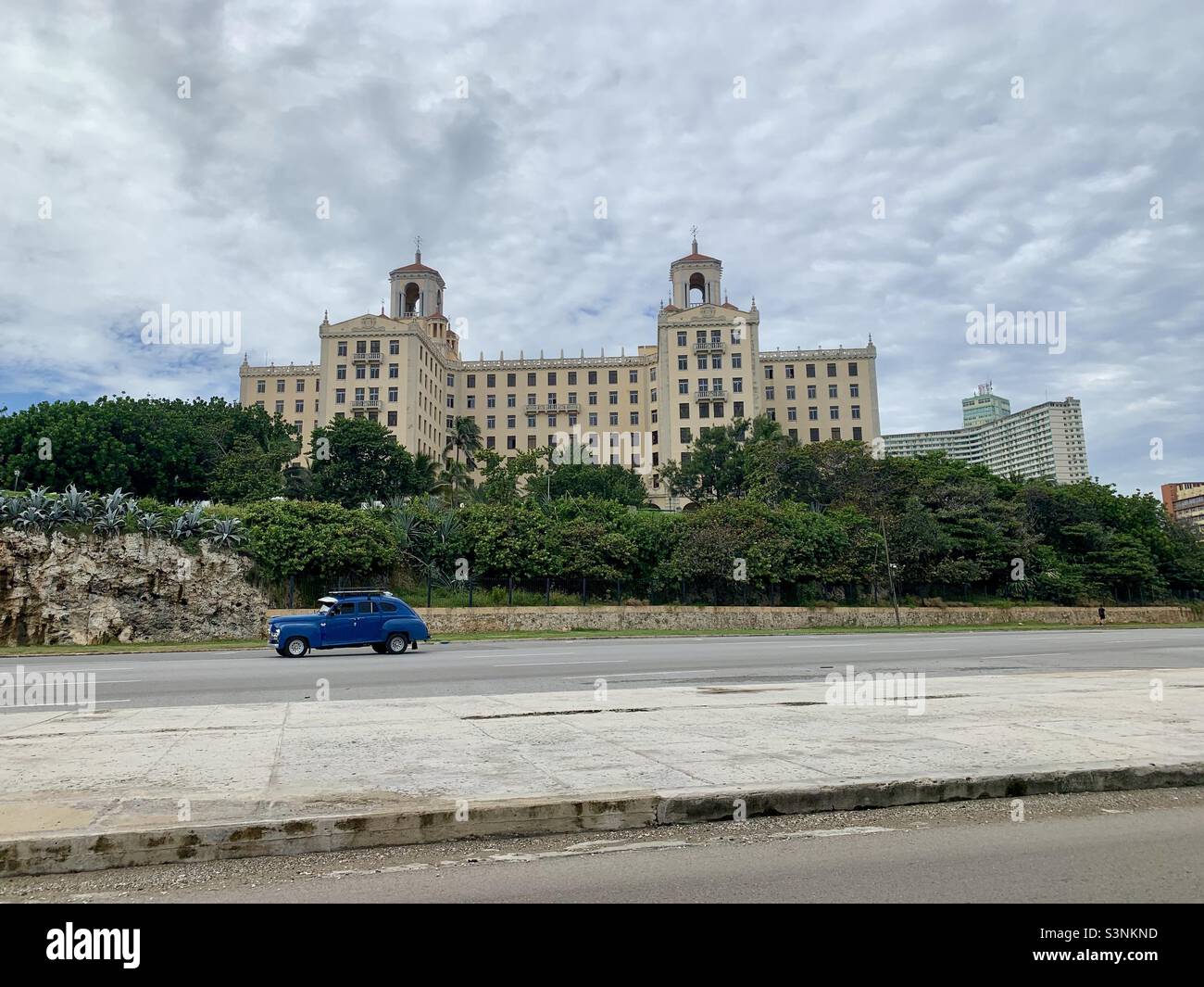 Classic American car in front of National Hotel ‚Hotel Nacional de Cuba‘, Vedado, Havana, Cuba - Smartphone Captured Stock Image