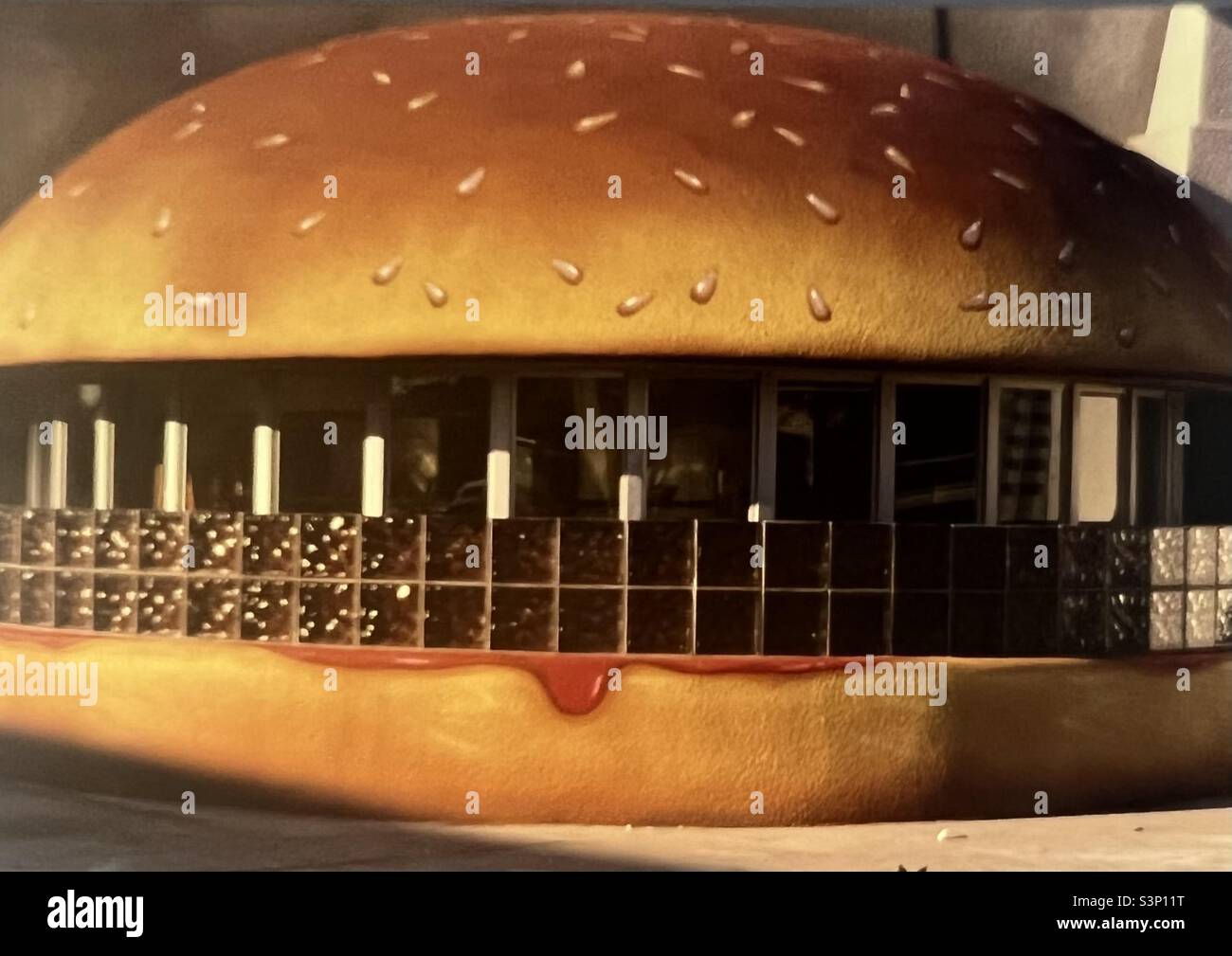 Hamburger Restaurant Los Angeles shaped like hamburger programmatic  architecture Stock Photo - Alamy