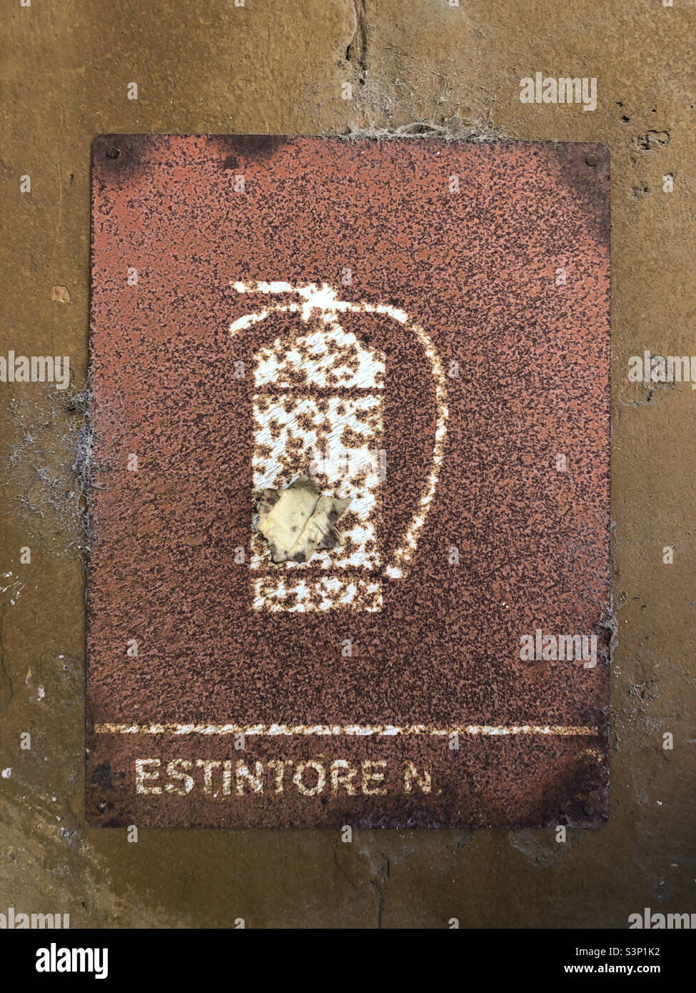 Grungy sign for fire extinguisher in Italy Stock Photo