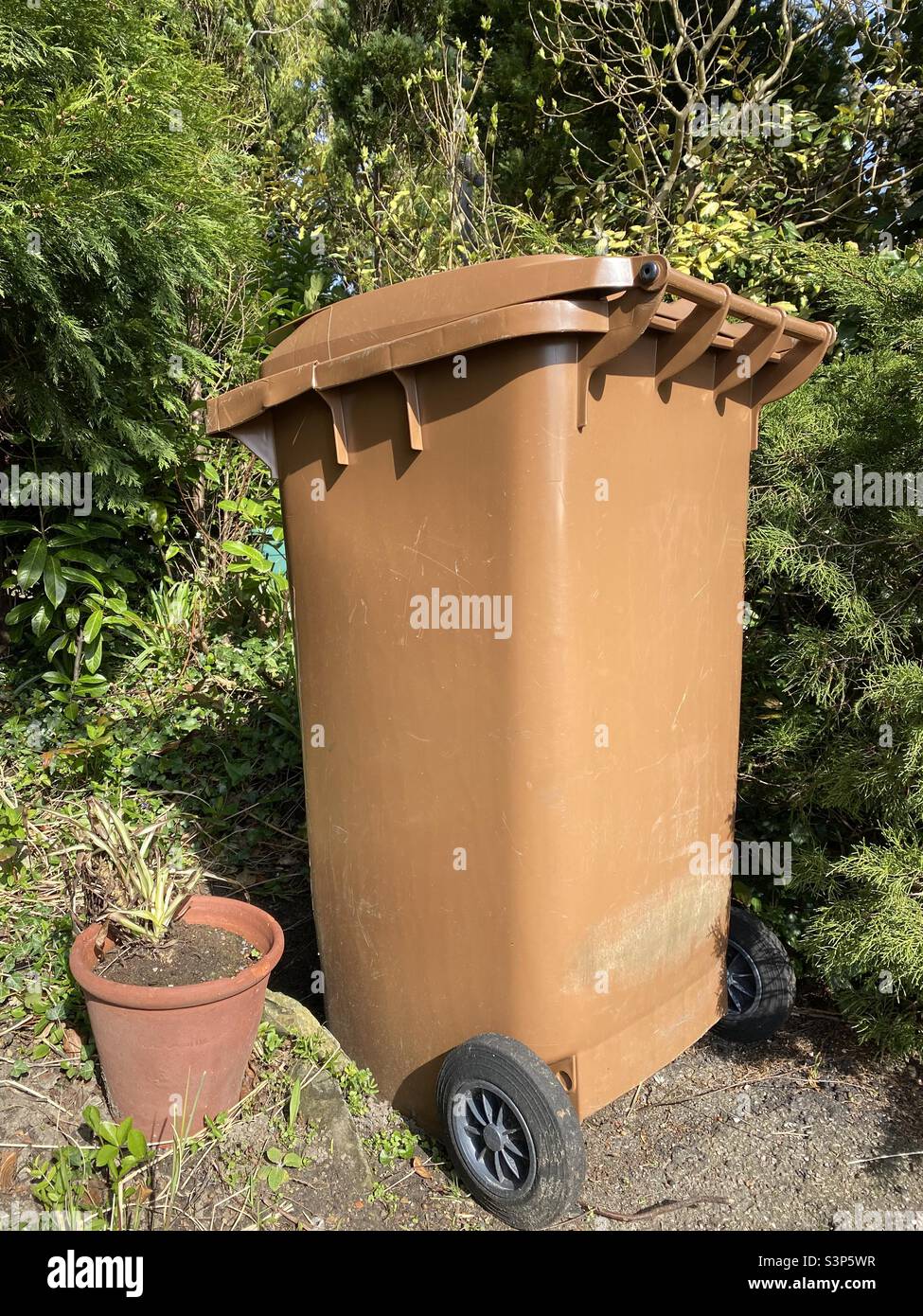 Brown garden waste wheelie bin Stock Photo Alamy