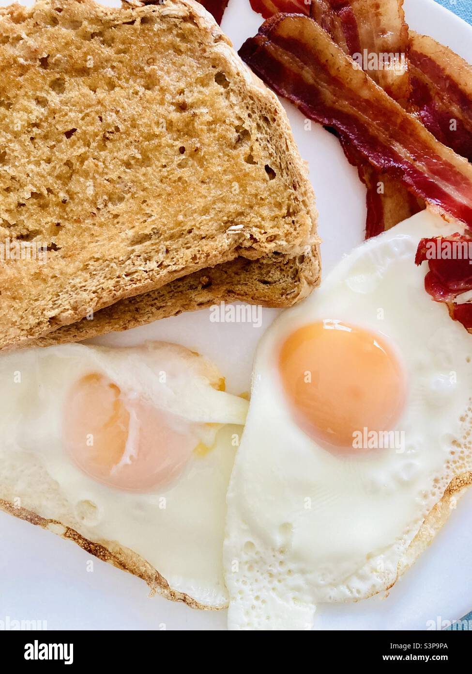 Bacon and egg breakfast Stock Photo - Alamy
