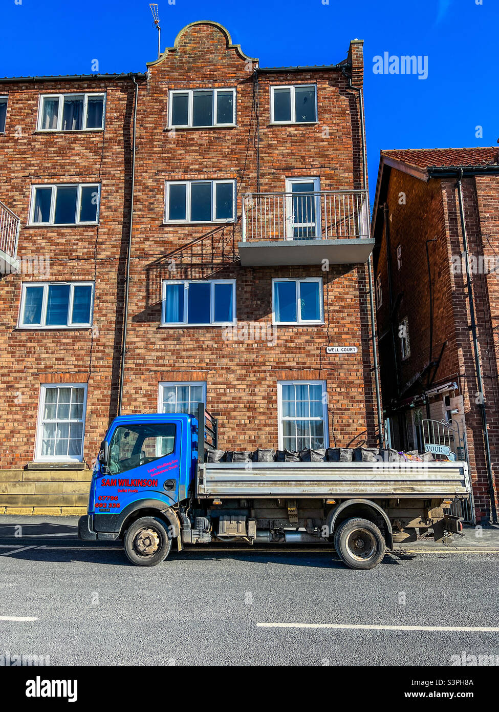 Solid fuel lorry delivering coal on Well court in Whitby Stock Photo