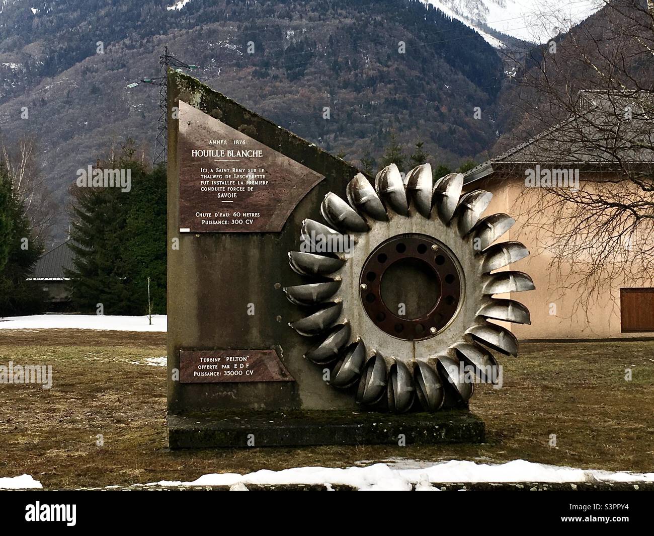 Turbine Pelton offerte par EDF année 1876 puissance 35000 CV. Houille Blanche « ici à St Rémy sur le Thalweg de Lescherette fut installée la première conduite forcée de Savoie. Chute d’eau 60m. » Stock Photo