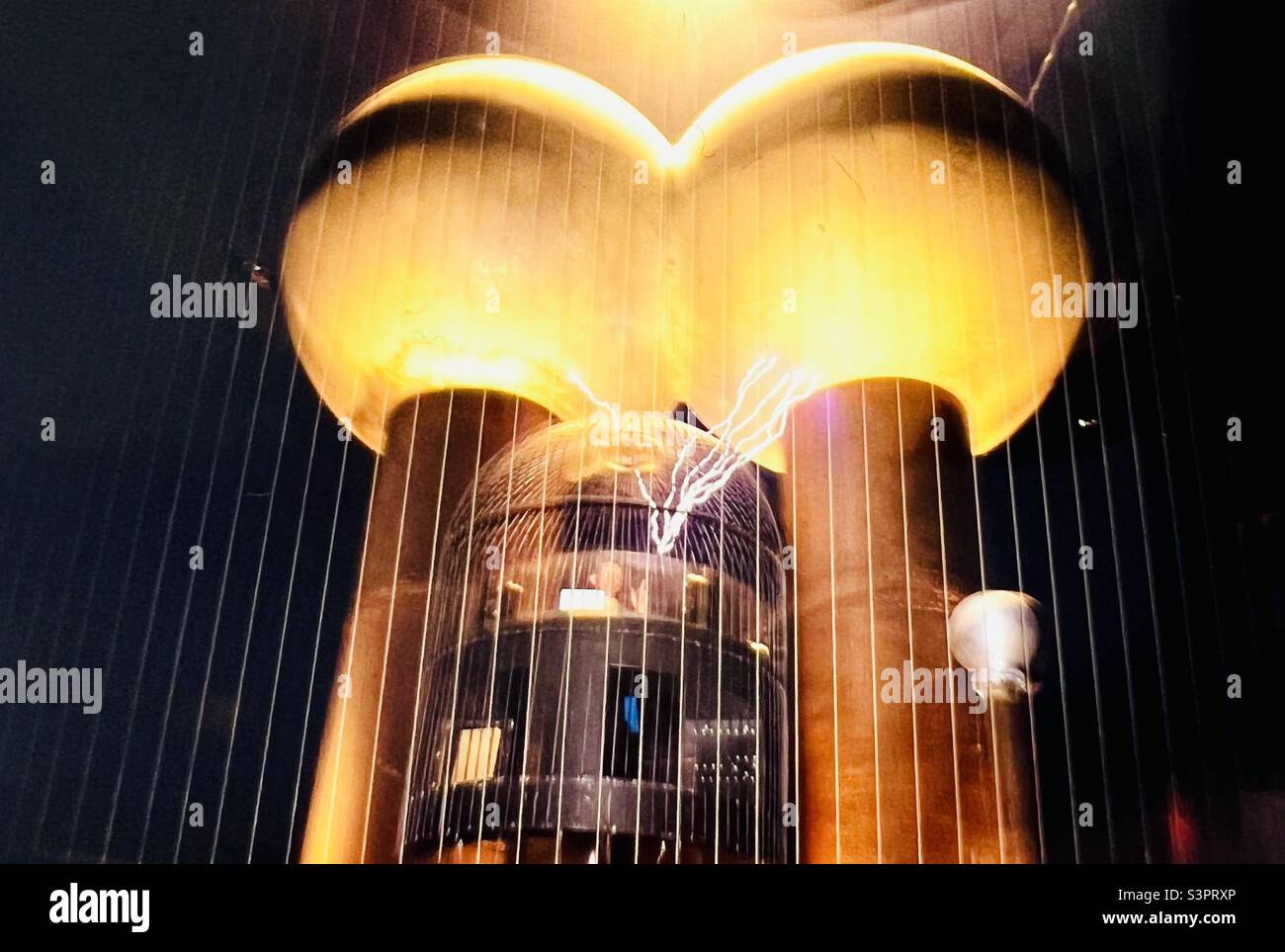 Van de Graaff Generator generating lightning at Boston’s Museum of
