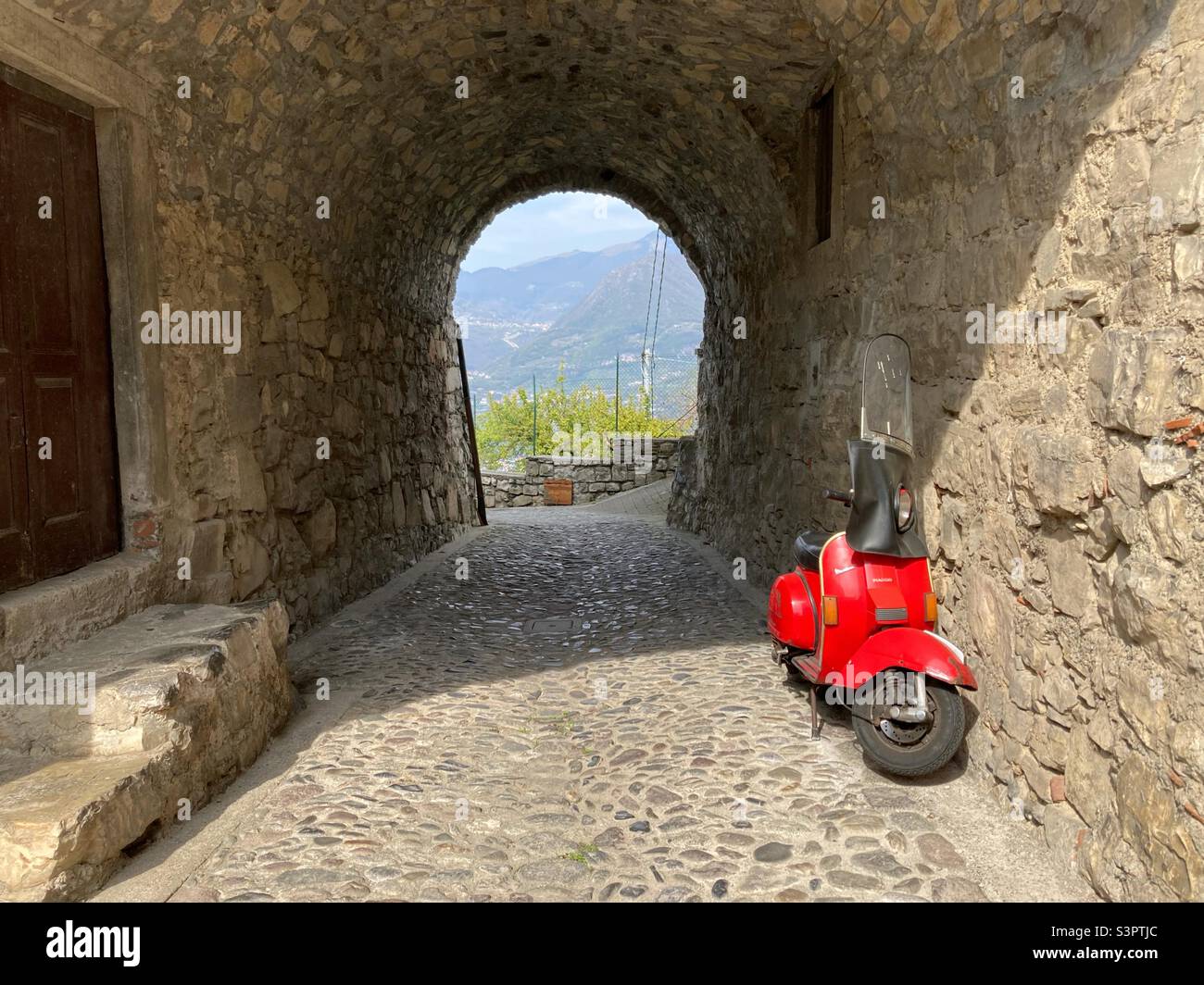 An alleyway and a courtyard in Siviano on the Monte Isola, Lago D‘Iseo, Lombardy, Italy Stock Photo