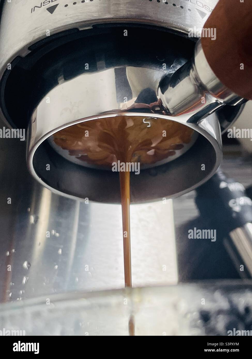 espresso coffee extraction with buttomless basket Stock Photo Alamy