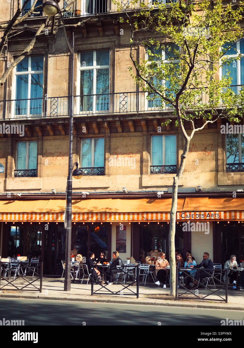 Cafe des Arts restaurant in Paris Stock Photo Alamy