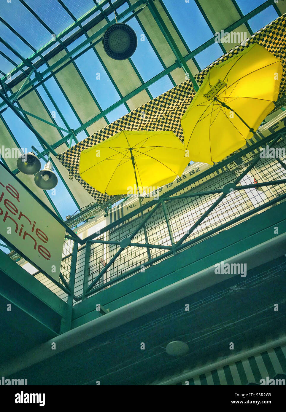 Yellow umbrellas in the Dauphine Flea Market in Saint-Ouen, Paris Stock Photo
